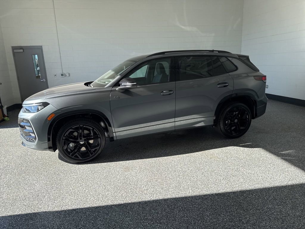 New 2026 Volkswagen Tiguan SE R-Line AWD/4WD image 2