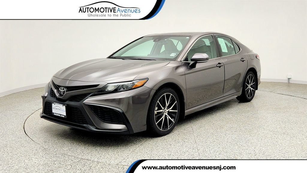 Used 2023 Toyota Camry SE w/ Cold Weather Package AWD/4WD image 1