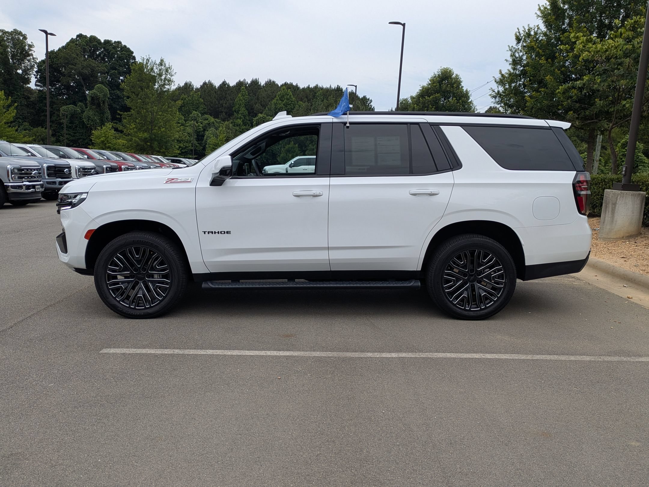 Used 2023 Chevrolet Tahoe Z71 w/ Luxury Package AWD/4WD image 7