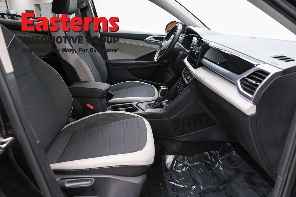 Used 2025 Volkswagen Taos SE FWD image 24