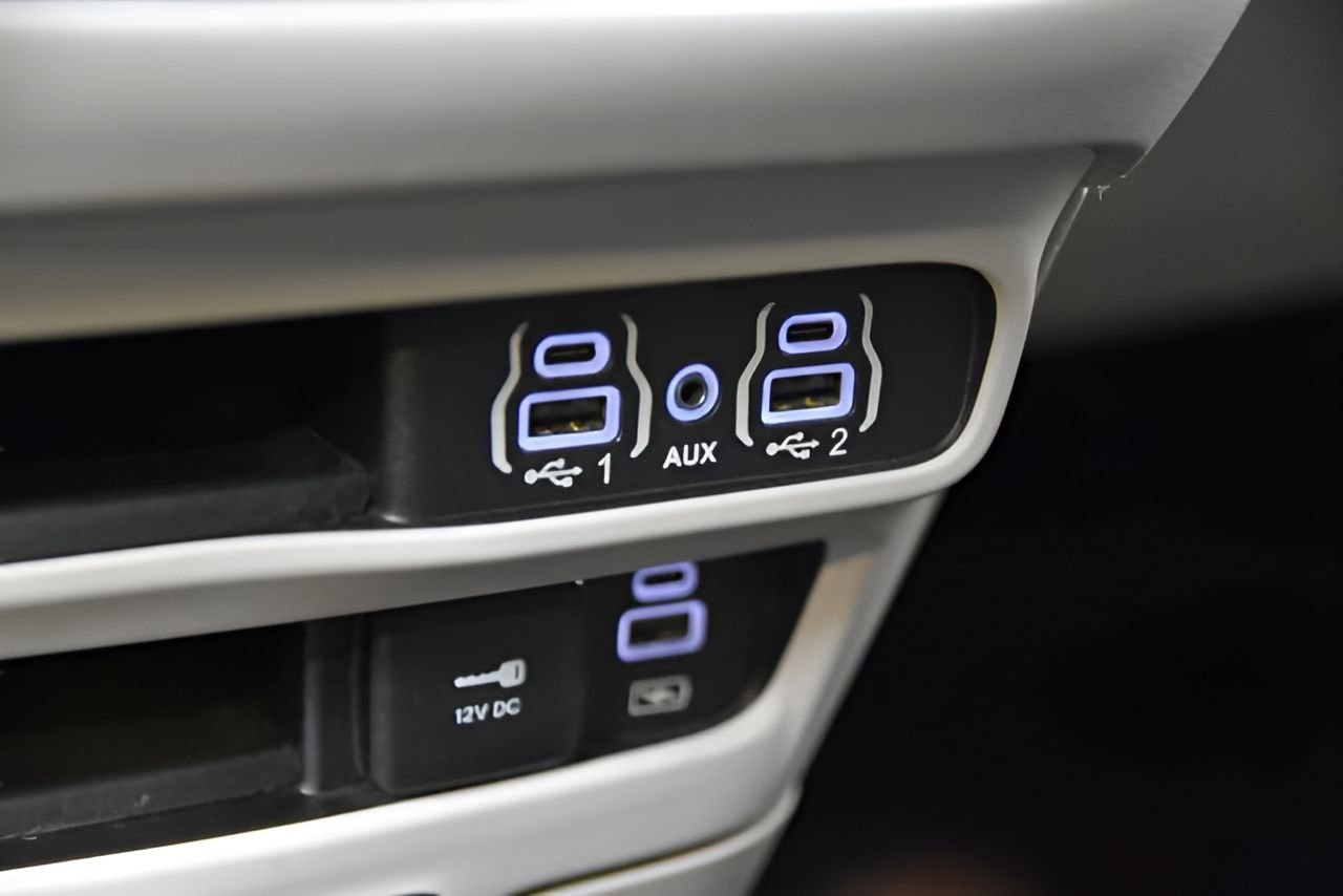 Used 2023 Chrysler Pacifica Touring-L image 26