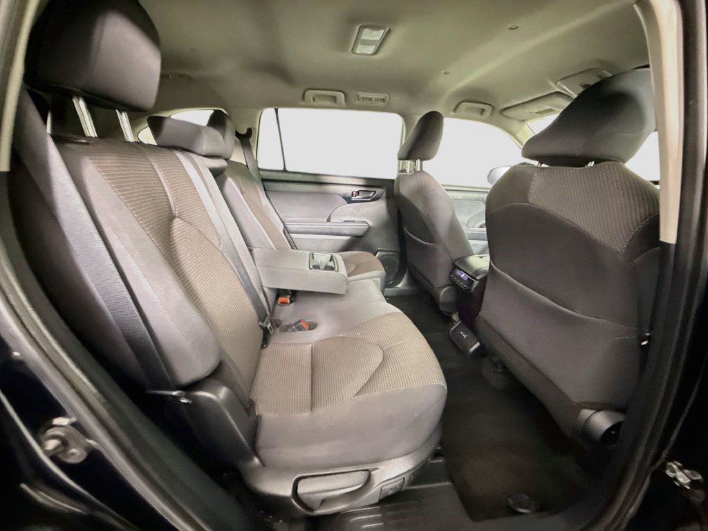 Used 2025 Toyota Highlander LE FWD image 26