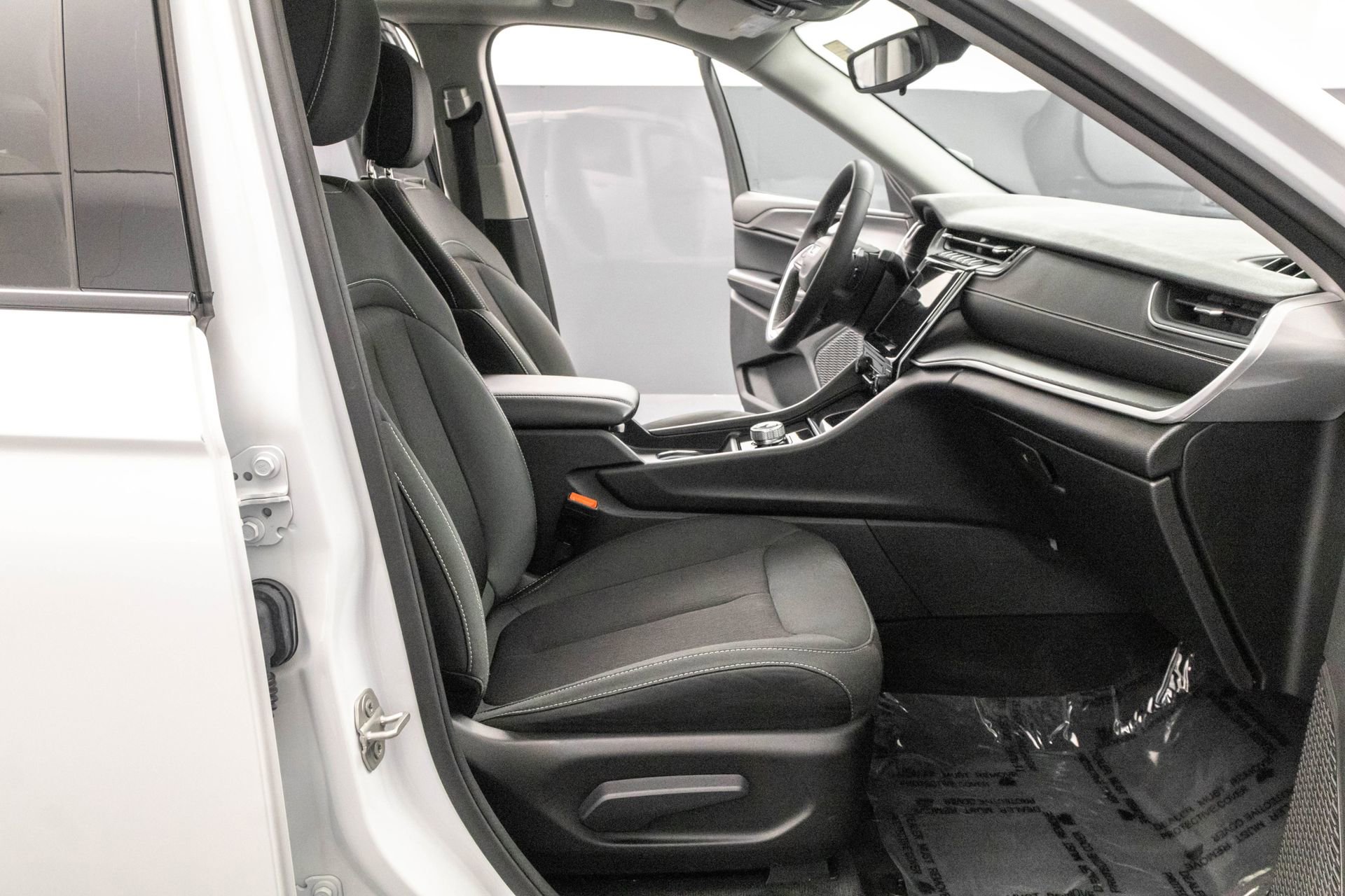 Used 2023 Jeep Grand Cherokee Laredo X image 39