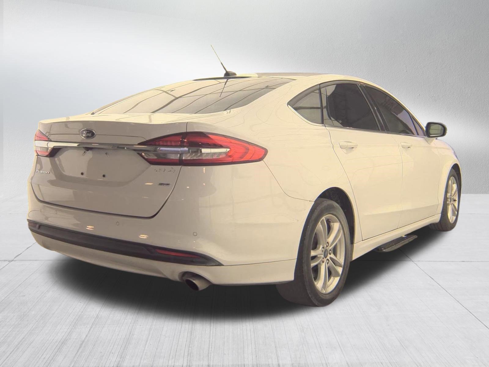 Used 2018 Ford Fusion SE FWD image 5