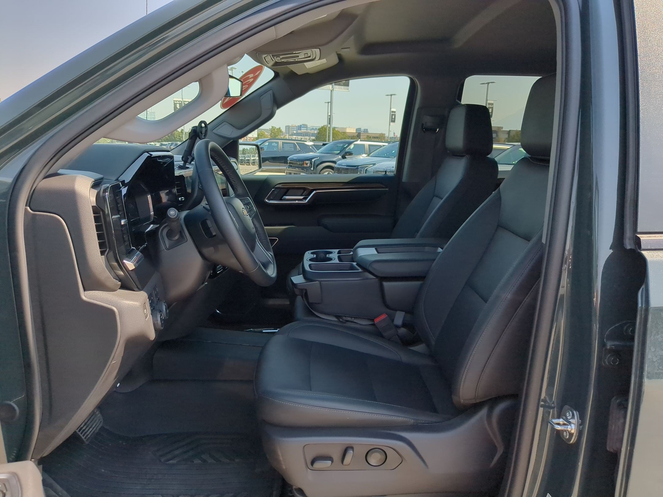 Used 2025 Chevrolet Silverado 1500 LT AWD/4WD image 25