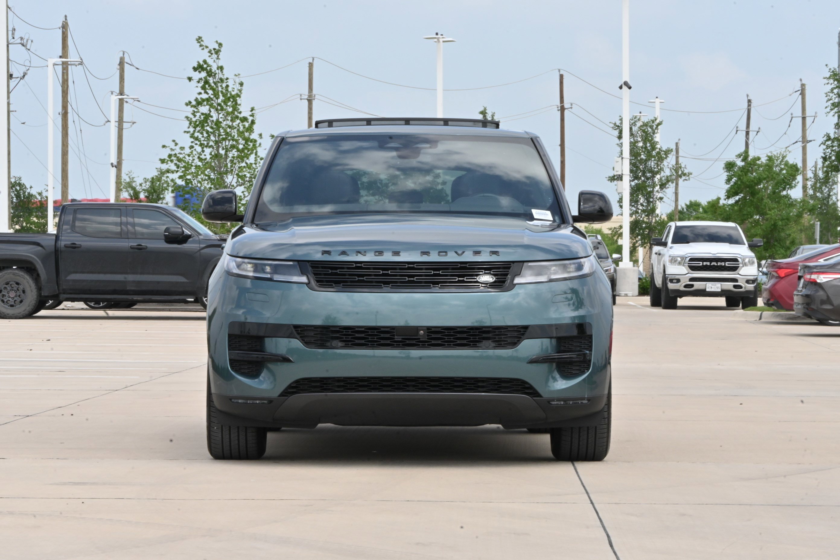 Used 2025 Land Rover Range Rover Sport SE AWD/4WD image 3