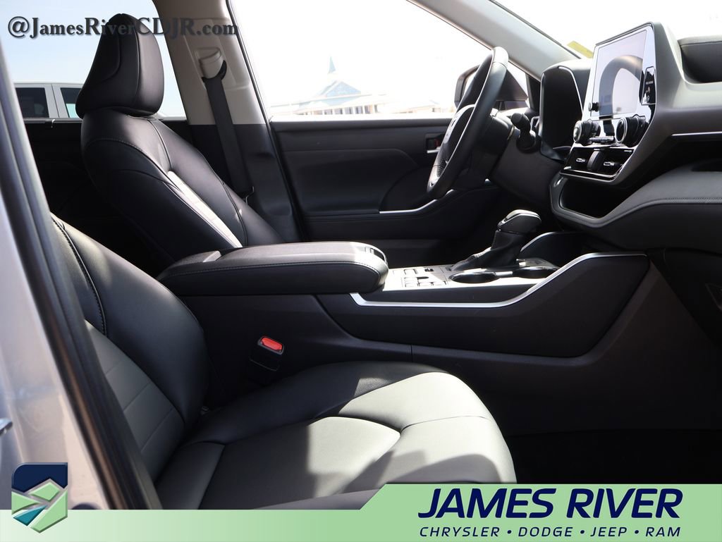 Used 2025 Toyota Highlander XLE image 9