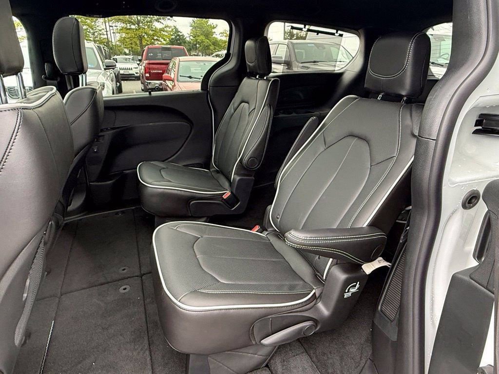 New 2027 Chrysler Pacifica Limited FWD image 11