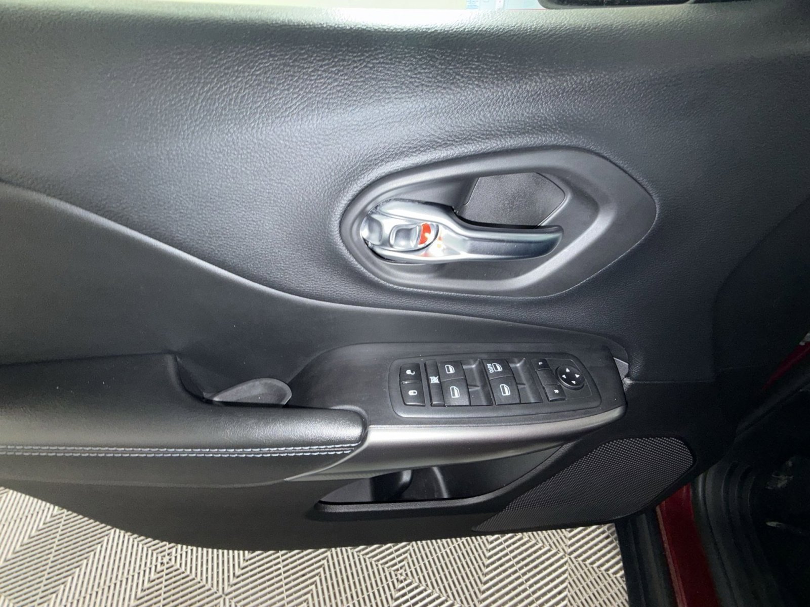 Used 2020 Jeep Cherokee Latitude FWD image 15