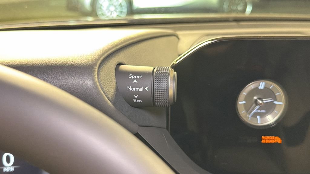 Used 2025 Lexus ES 300h w/ Premium Package image 31