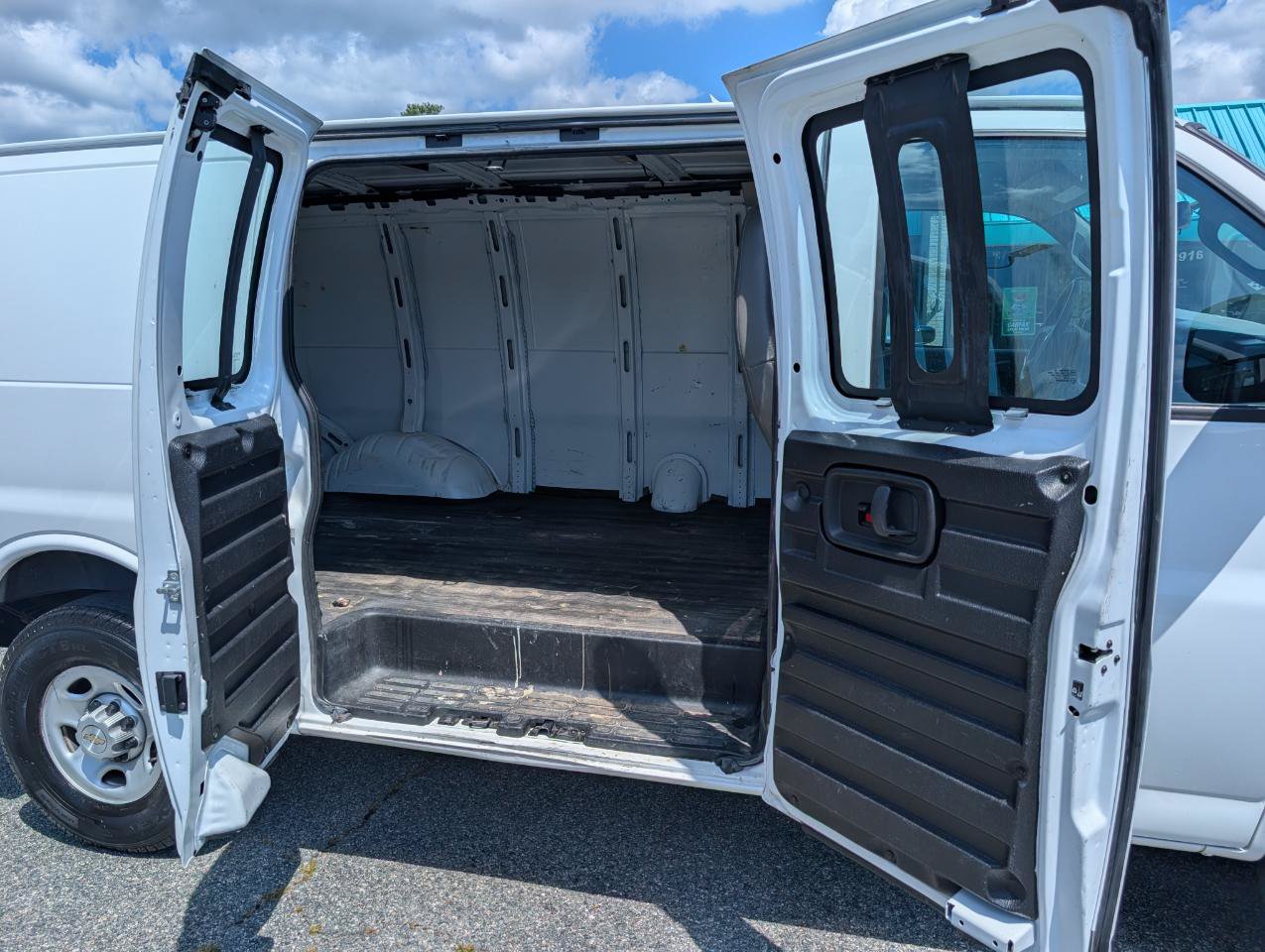 Used 2021 Chevrolet Express 2500 w/ Driver Convenience Package RWD image 9