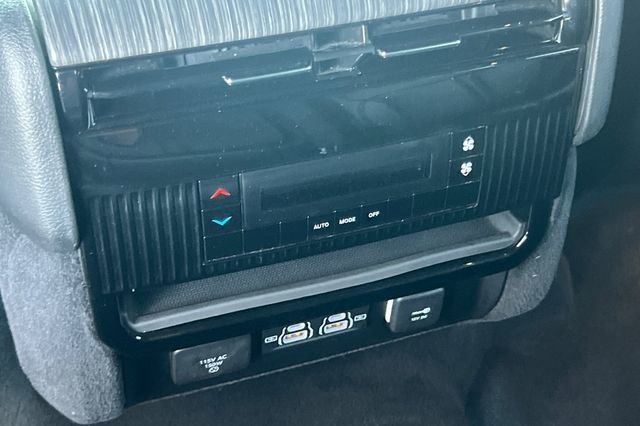 Used 2024 Jeep Wagoneer L Series II w/ Flexible Seating Group image 15