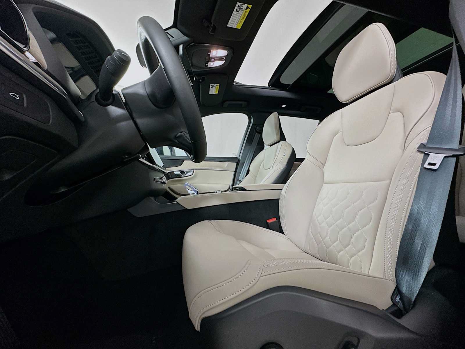 New 2026 Volvo XC90 B6 Plus w/ Protection Package Premier AWD/4WD image 18