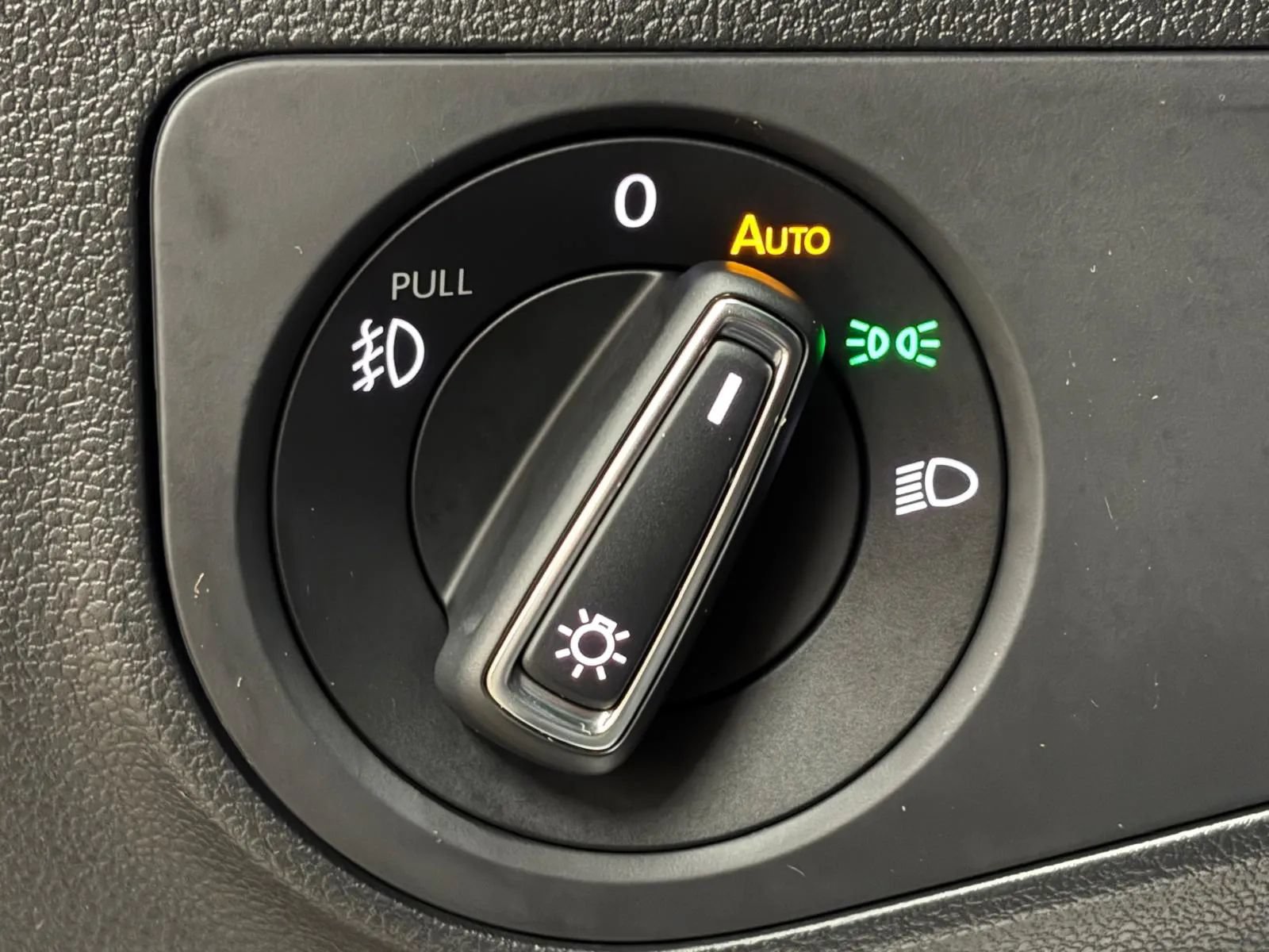 Used 2020 Volkswagen Tiguan SEL AWD/4WD image 30