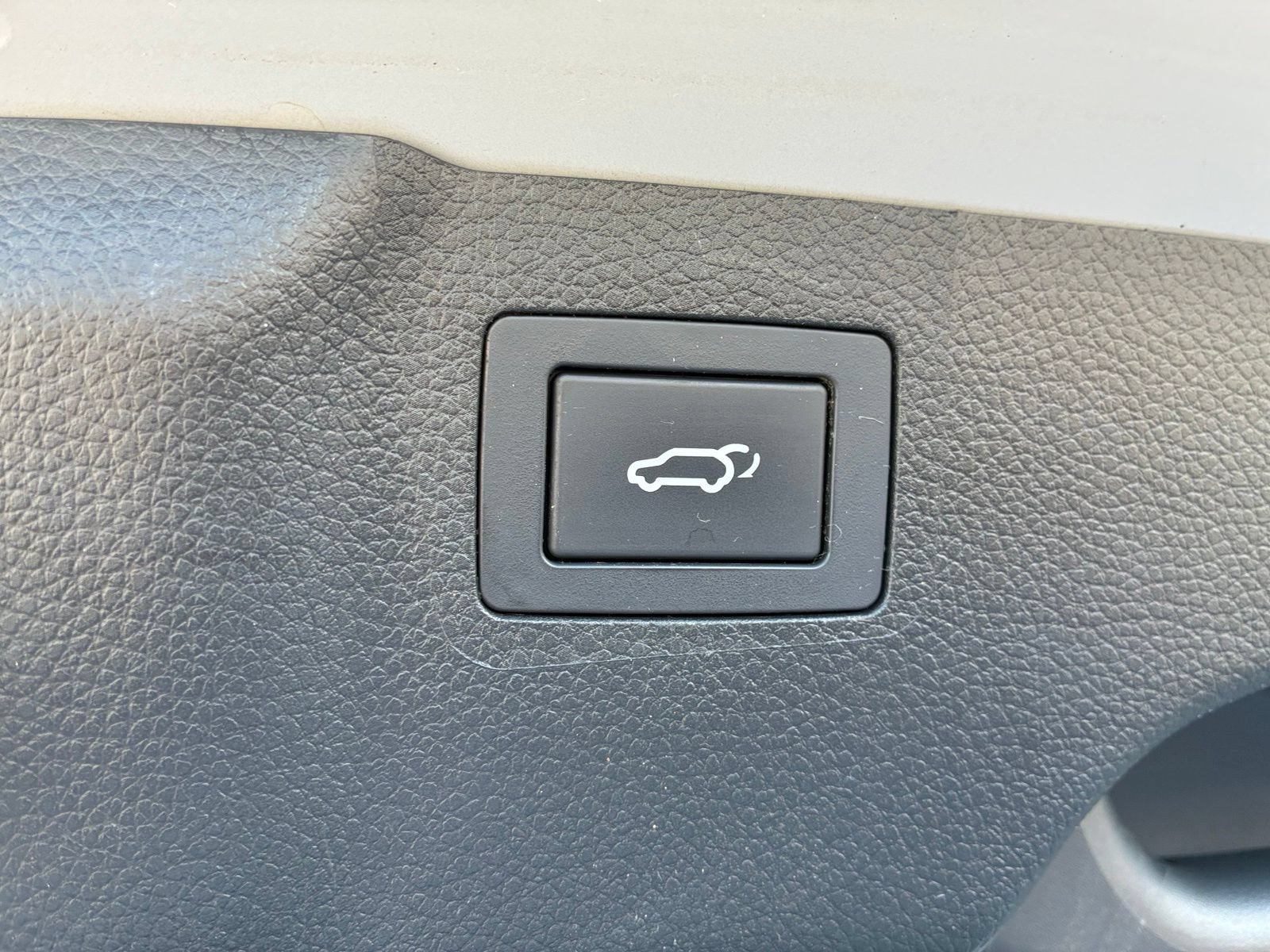 Used 2017 Hyundai Santa Fe Limited FWD image 16