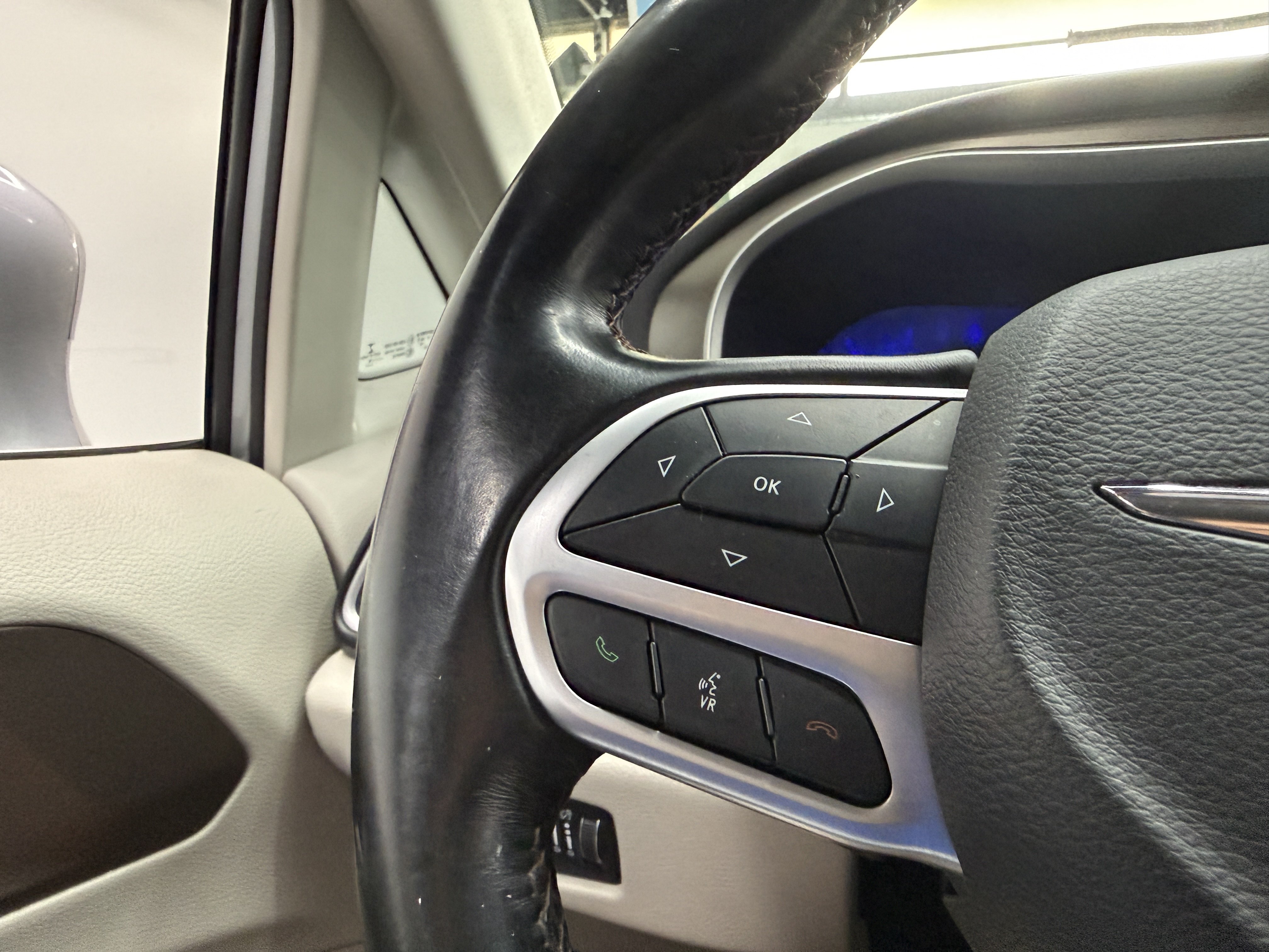 Used 2018 Chrysler Pacifica Touring-L w/ Advanced Safetytec Group FWD image 14