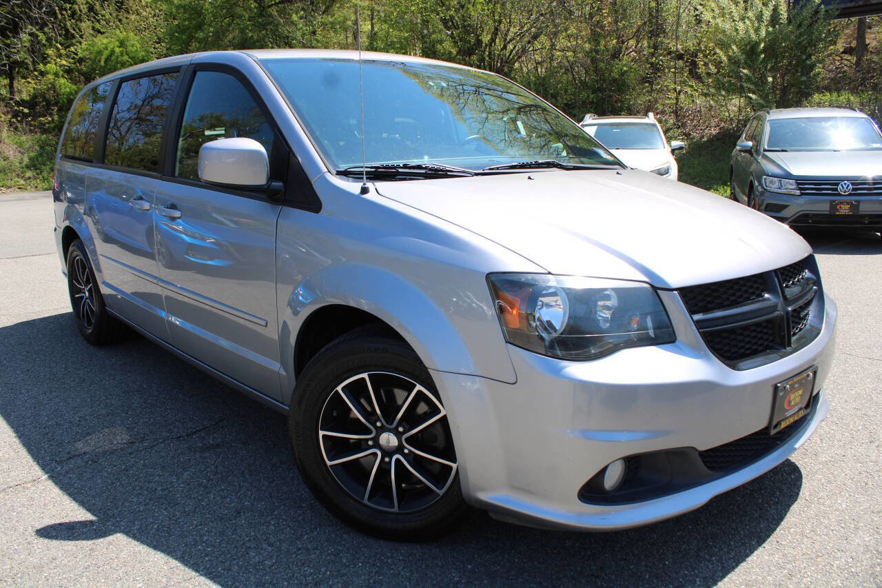 Used 2017 Dodge Grand Caravan SXT w/ Blacktop Package FWD image 4
