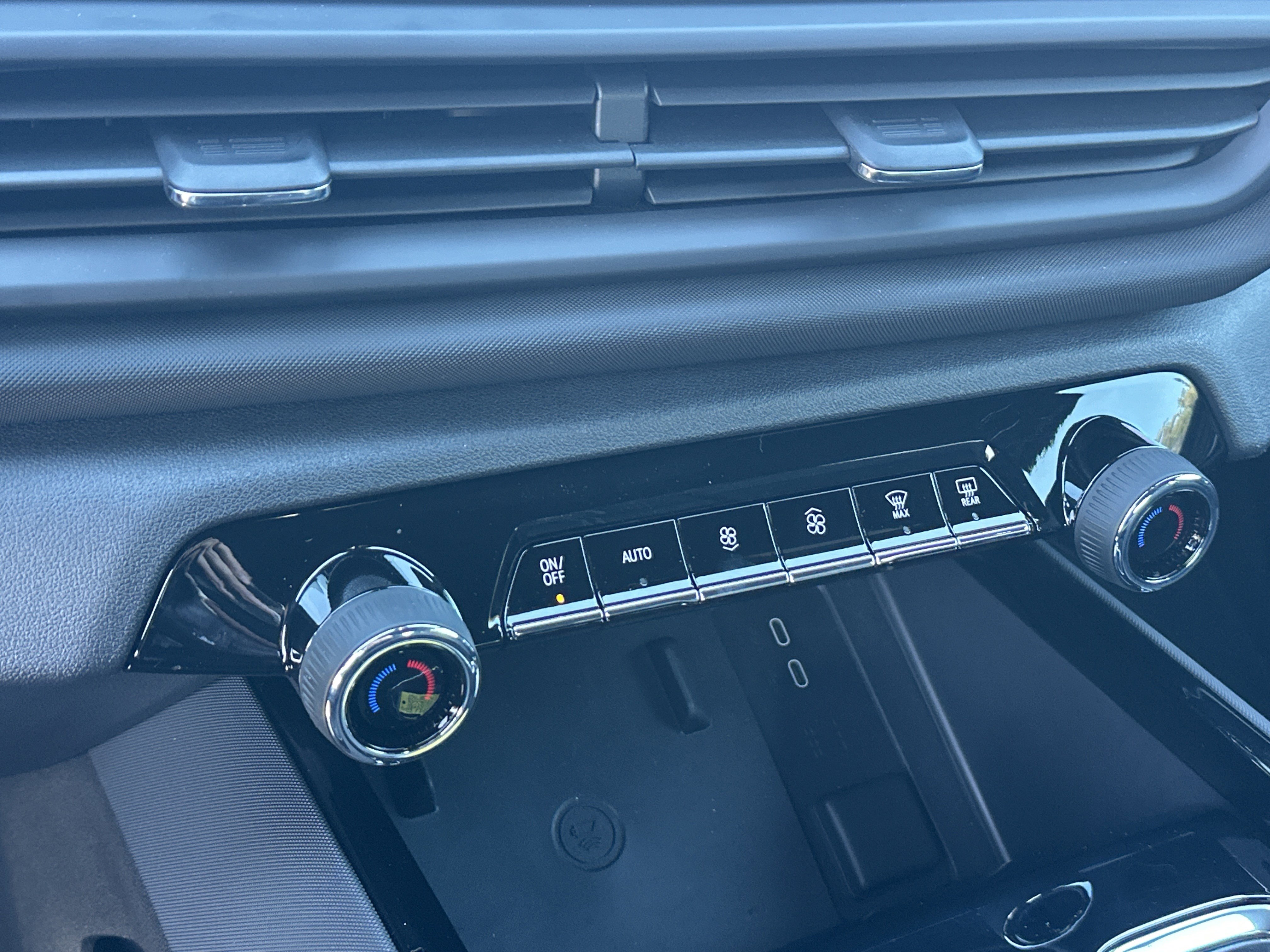 New 2025 Chevrolet Silverado EV LT image 31