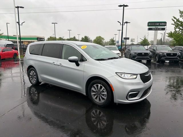 Used 2023 Chrysler Pacifica Touring-L FWD image 2