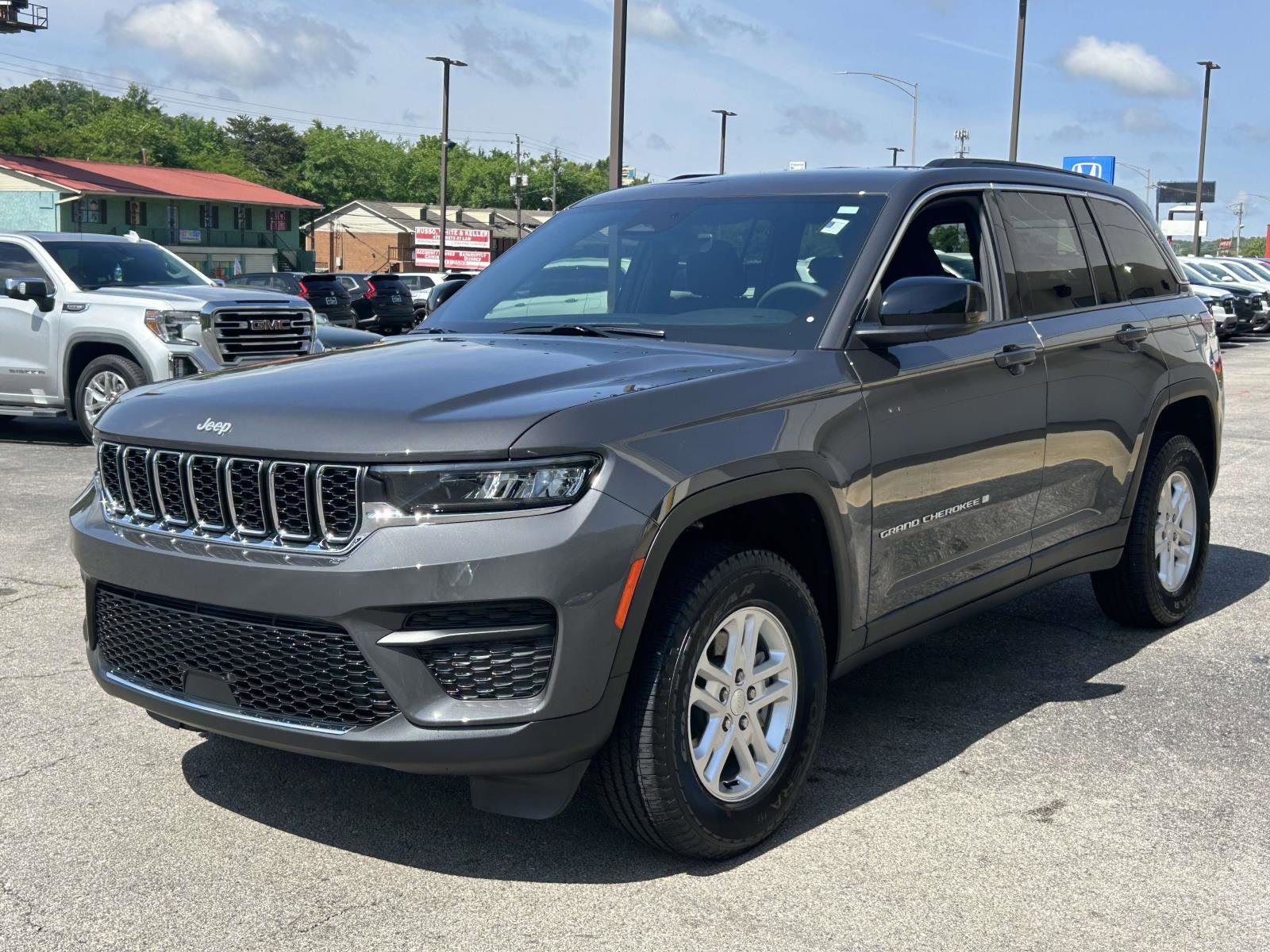 Used 2025 Jeep Grand Cherokee Laredo w/ Luxury Tech Group I AWD/4WD image 4
