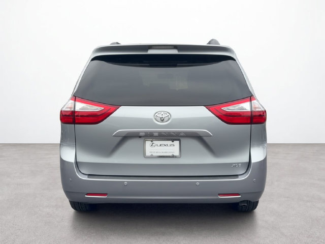 Used 2017 Toyota Sienna XLE Premium FWD image 4