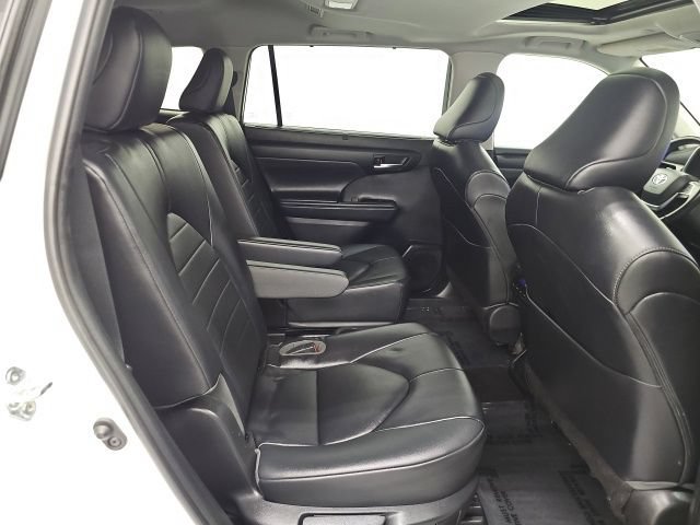 Used 2023 Toyota Highlander XLE AWD/4WD image 37