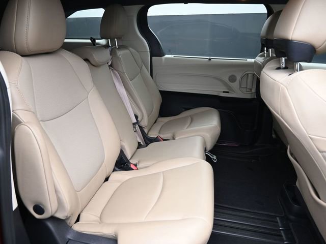 Used 2021 Toyota Sienna XLE image 30