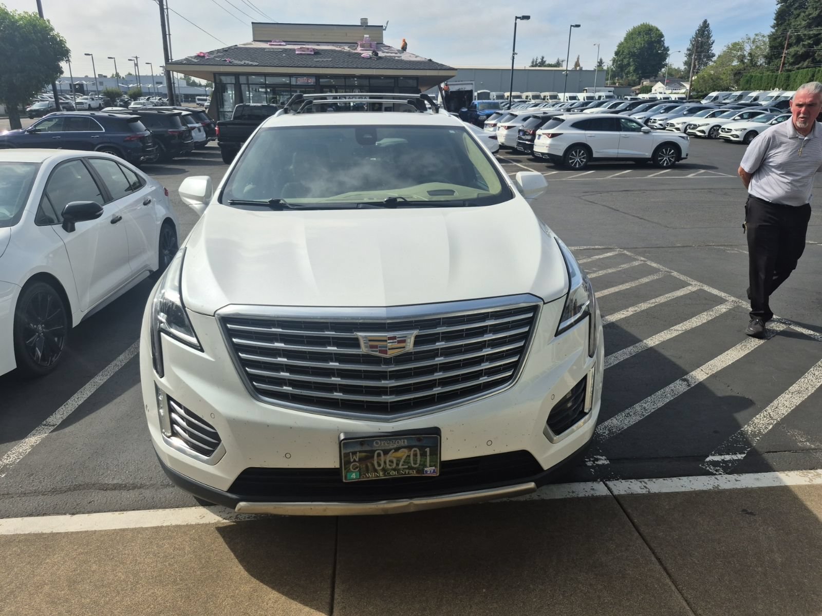 Used 2017 Cadillac XT5 Platinum w/ Driver Assist Package AWD/4WD image 8