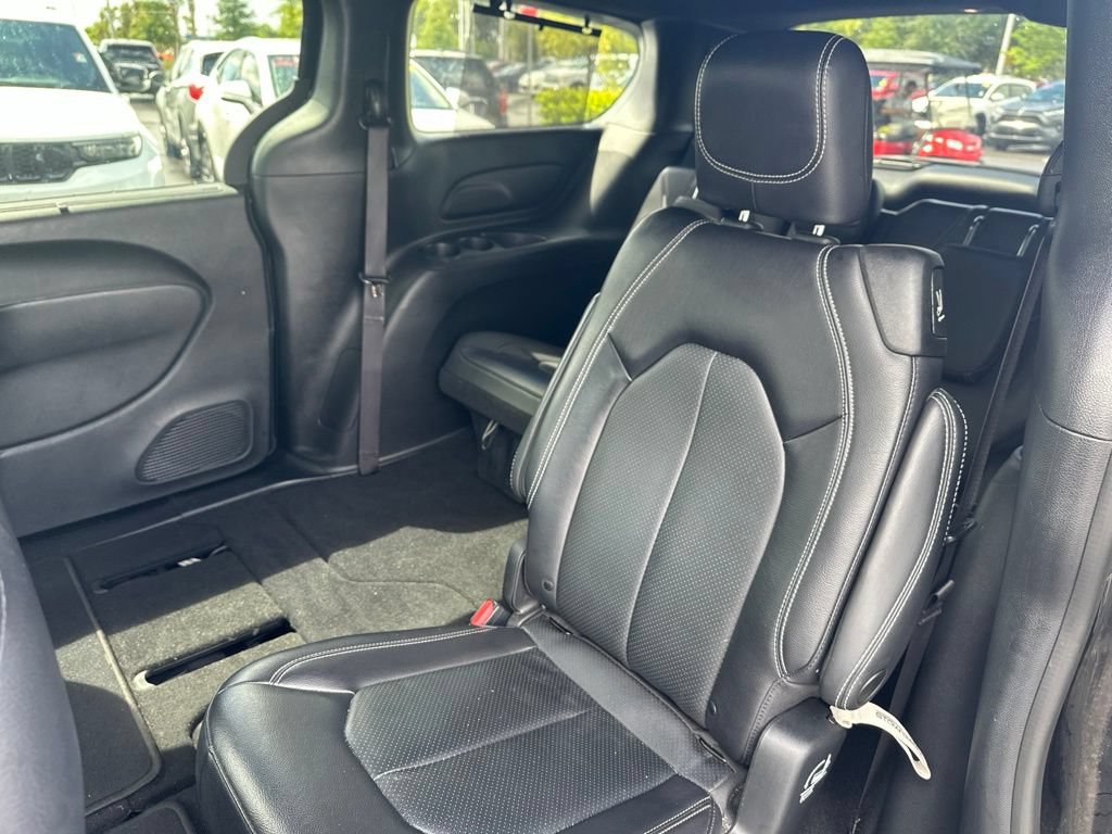 Used 2022 Chrysler Pacifica Touring-L w/ S Appearance Package FWD image 11