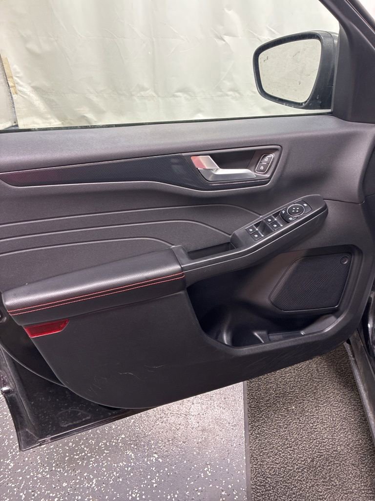 Used 2025 Ford Escape ST-Line AWD/4WD image 12