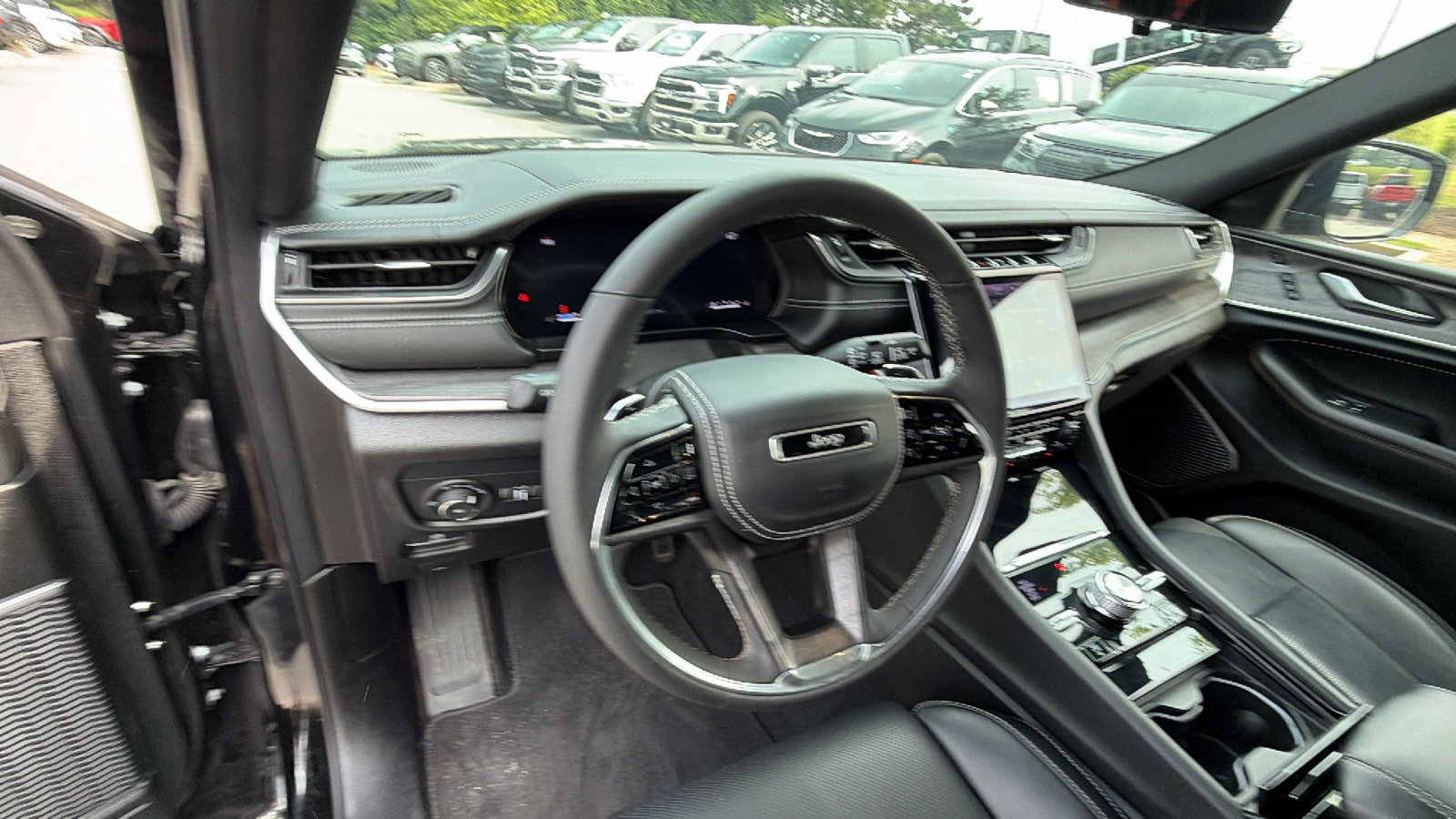 Used 2025 Jeep Grand Cherokee L Overland w/ Luxury Tech Group IV AWD/4WD image 27