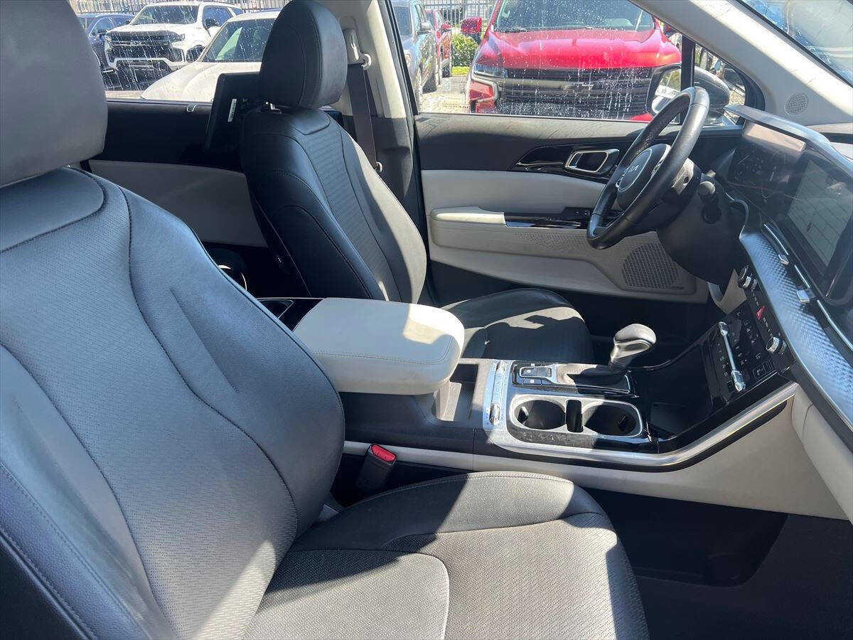 Used 2023 Kia Carnival SX Prestige FWD image 8