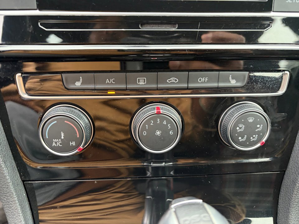 Used 2019 Volkswagen GTI SE FWD image 18