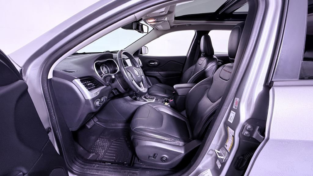 Used 2015 Jeep Cherokee Trailhawk w/ Comfort/Convenience Group AWD/4WD image 8