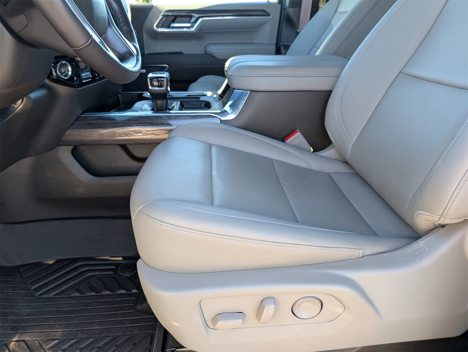 Used 2023 Chevrolet Silverado 1500 LTZ w/ LTZ Premium Package image 15