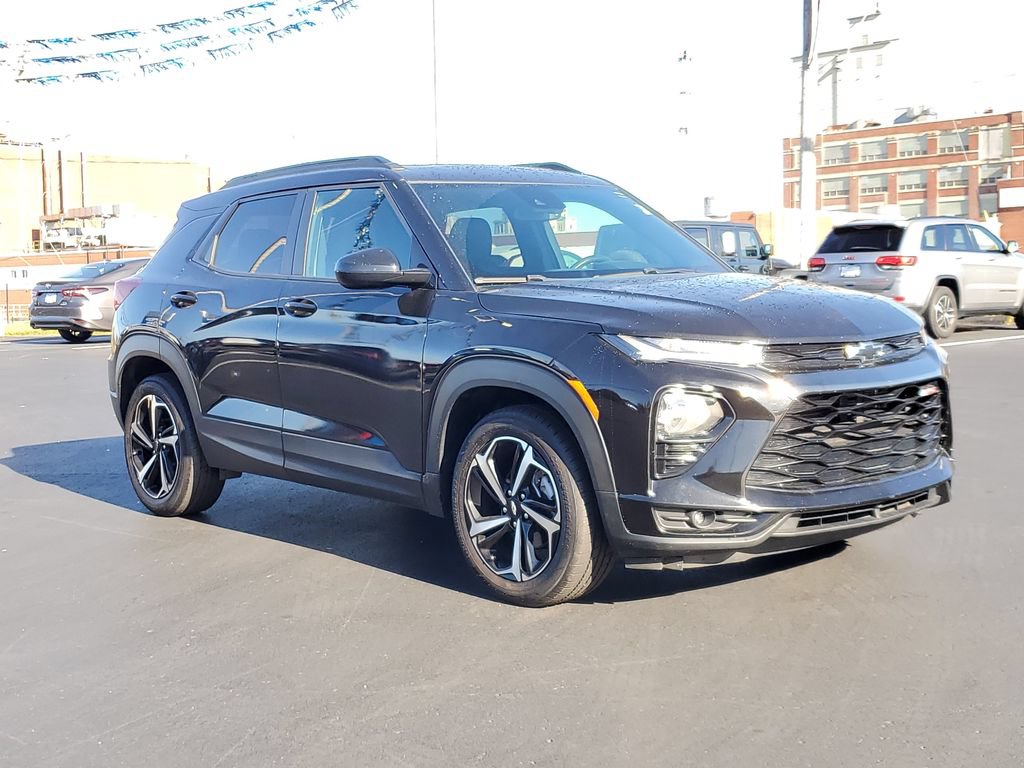 Used 2022 Chevrolet TrailBlazer RS w/ Sun and Liftgate Package FWD image 2