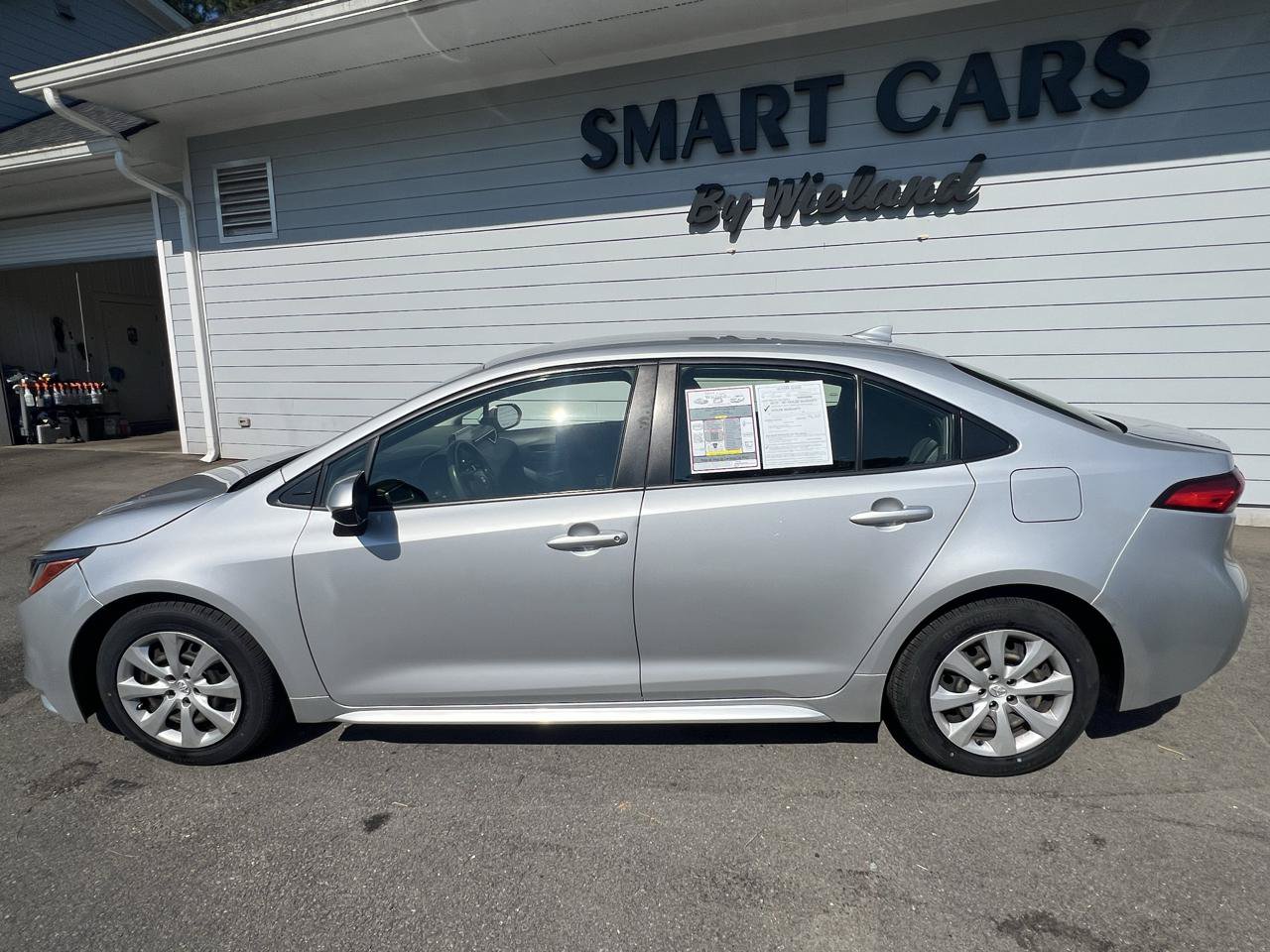 Used 2022 Toyota Corolla LE FWD image 2