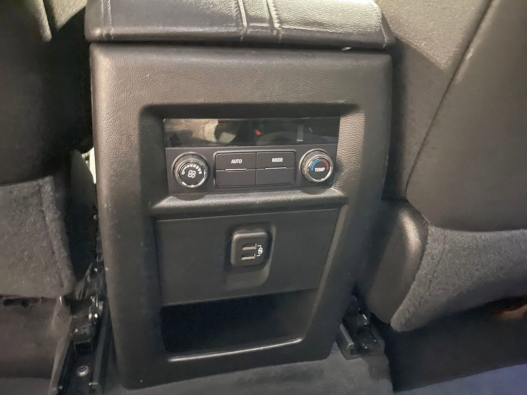 Used 2023 Chevrolet Traverse LT image 34