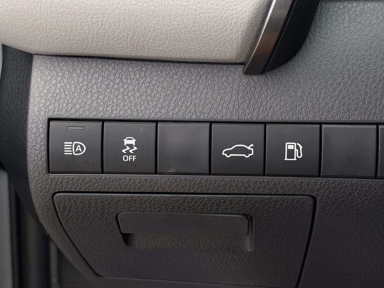 Used 2018 Toyota Camry XLE FWD image 25