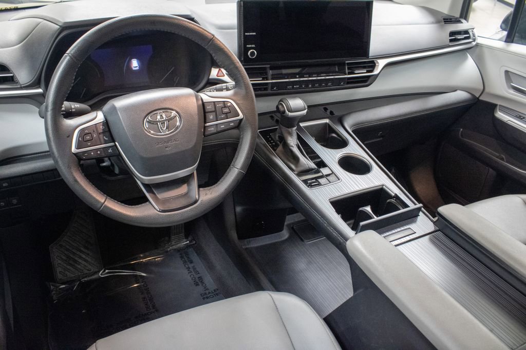 Used 2025 Toyota Sienna XLE image 5