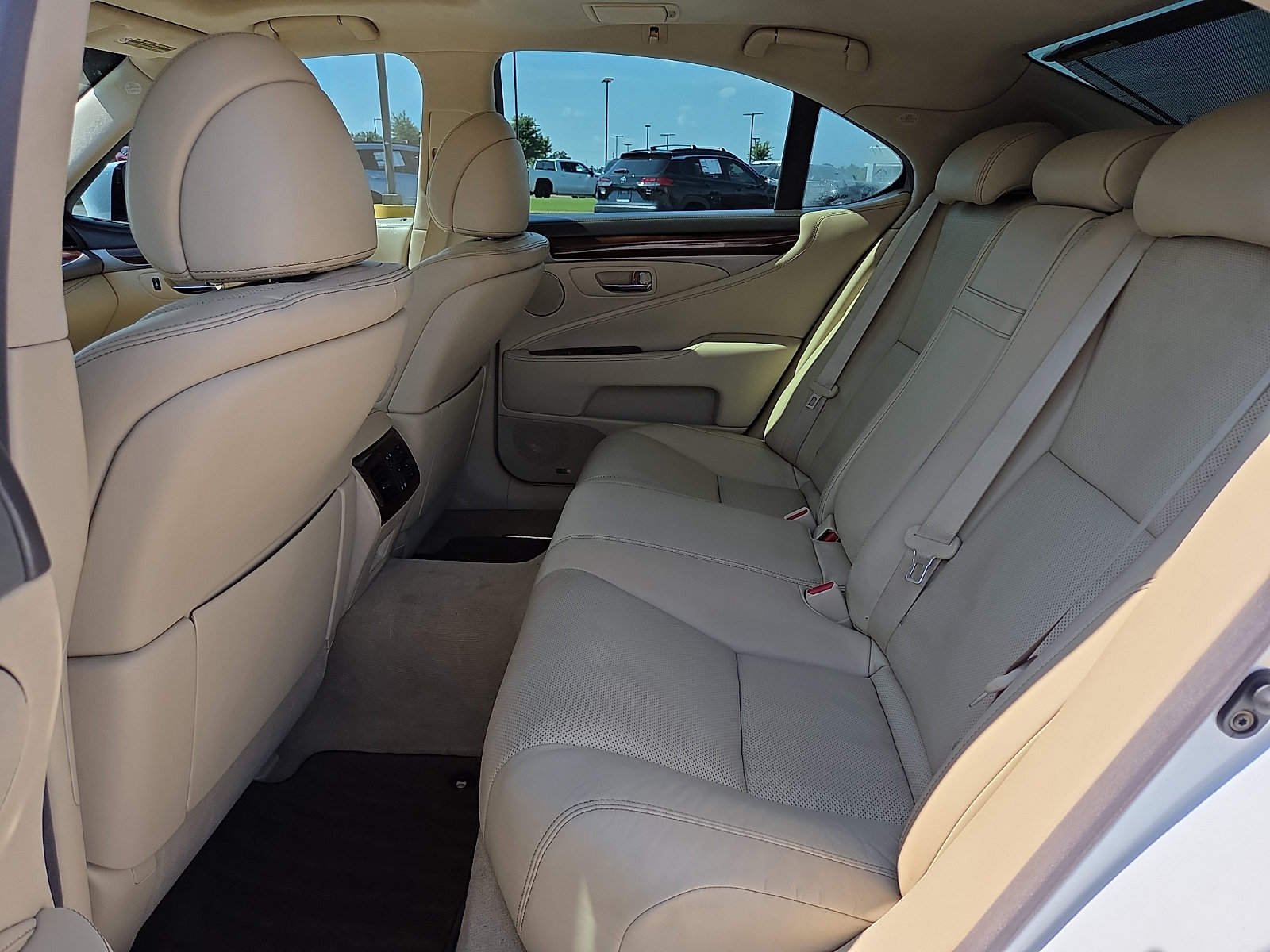 Used 2013 Lexus LS 460 w/ Comfort Pkg RWD image 10