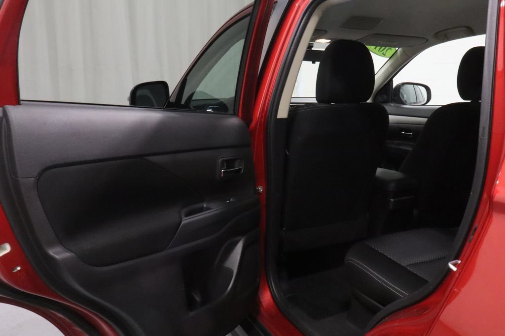 Used 2016 Mitsubishi Outlander SE AWD/4WD image 13