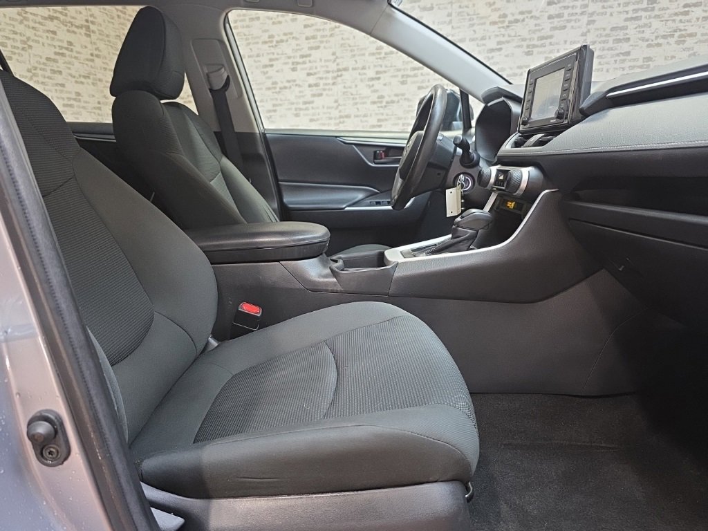 Used 2021 Toyota RAV4 LE image 9