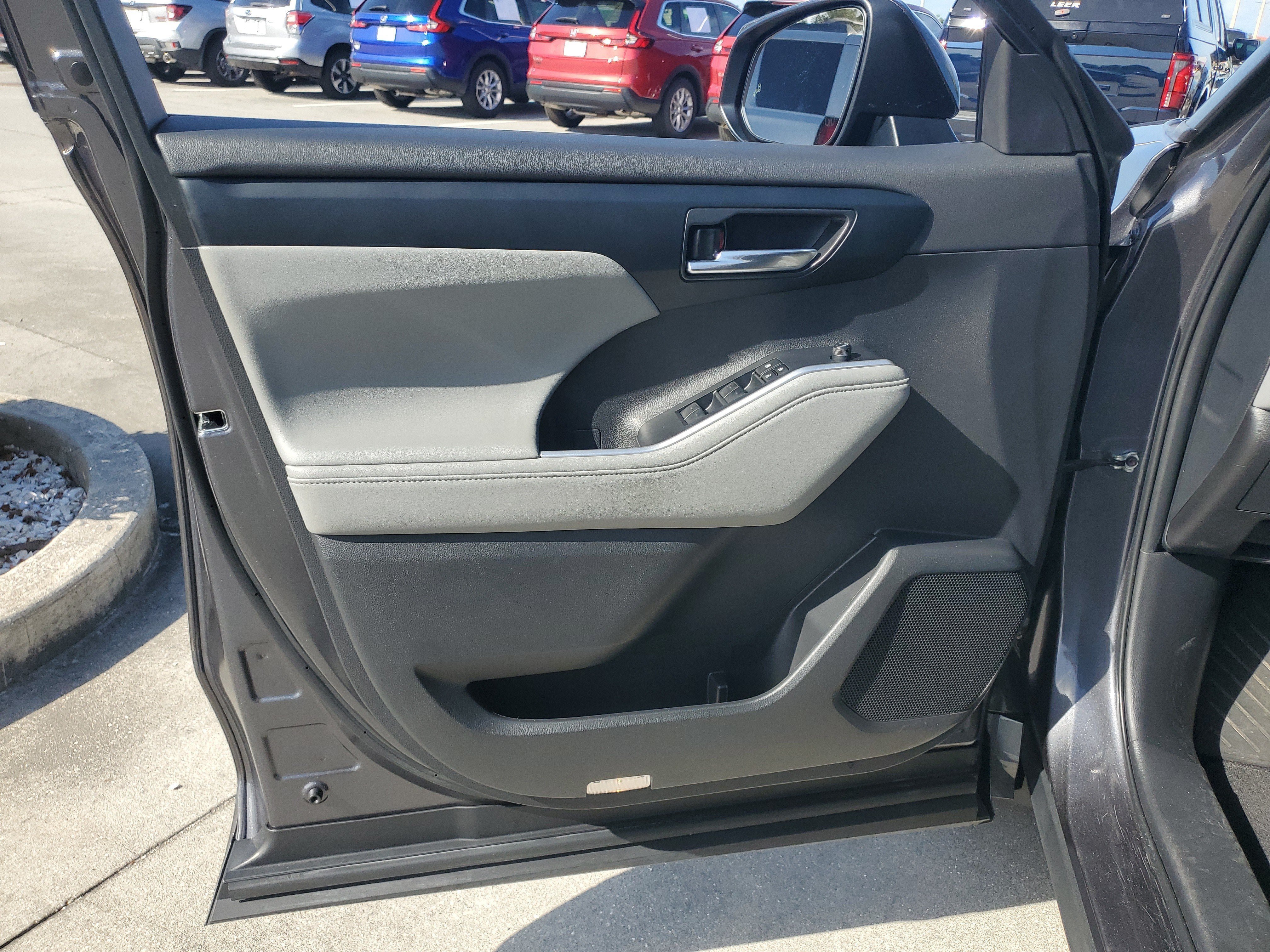 Used 2024 Toyota Highlander XLE FWD image 22
