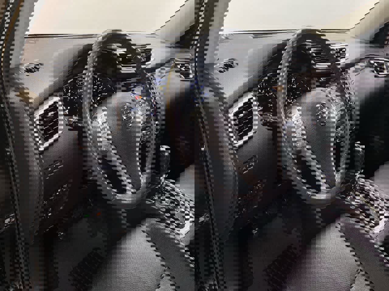 Used 2016 Nissan Rogue SL w/ SL Premium Package image 2