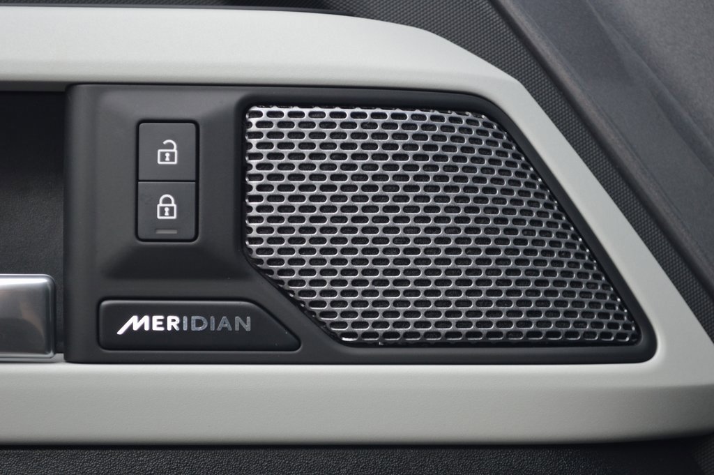 Used 2024 Land Rover Defender 90 X-Dynamic SE image 16