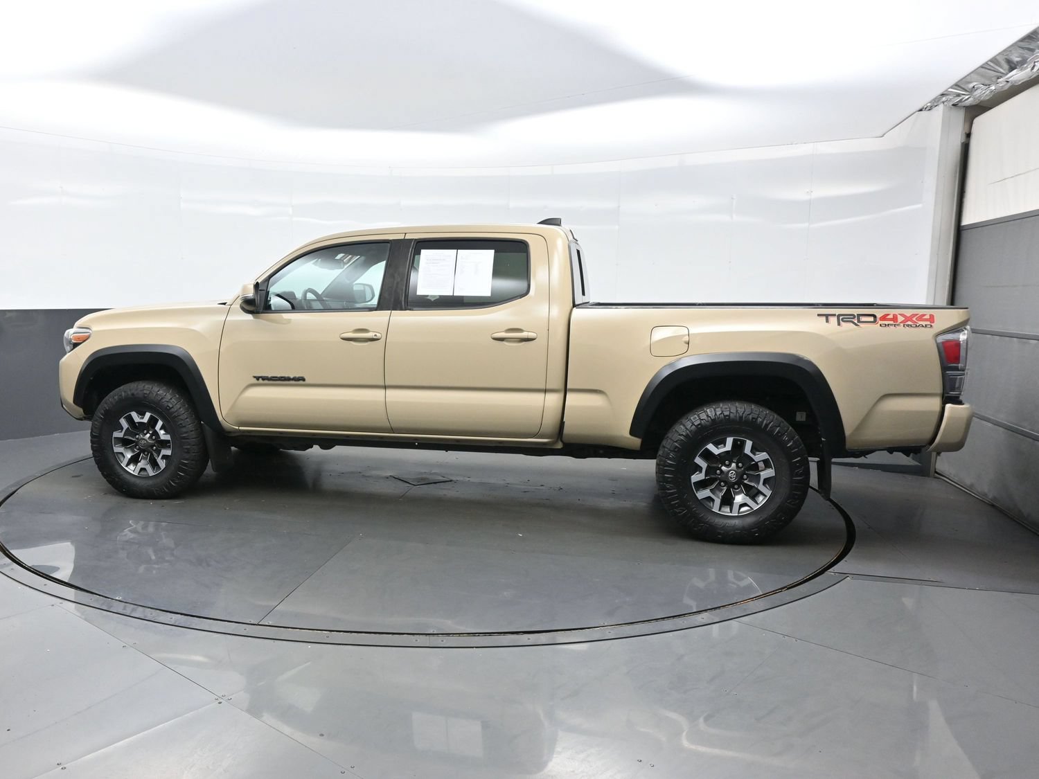 Used 2020 Toyota Tacoma TRD Off-Road w/ Technology Package AWD/4WD image 3