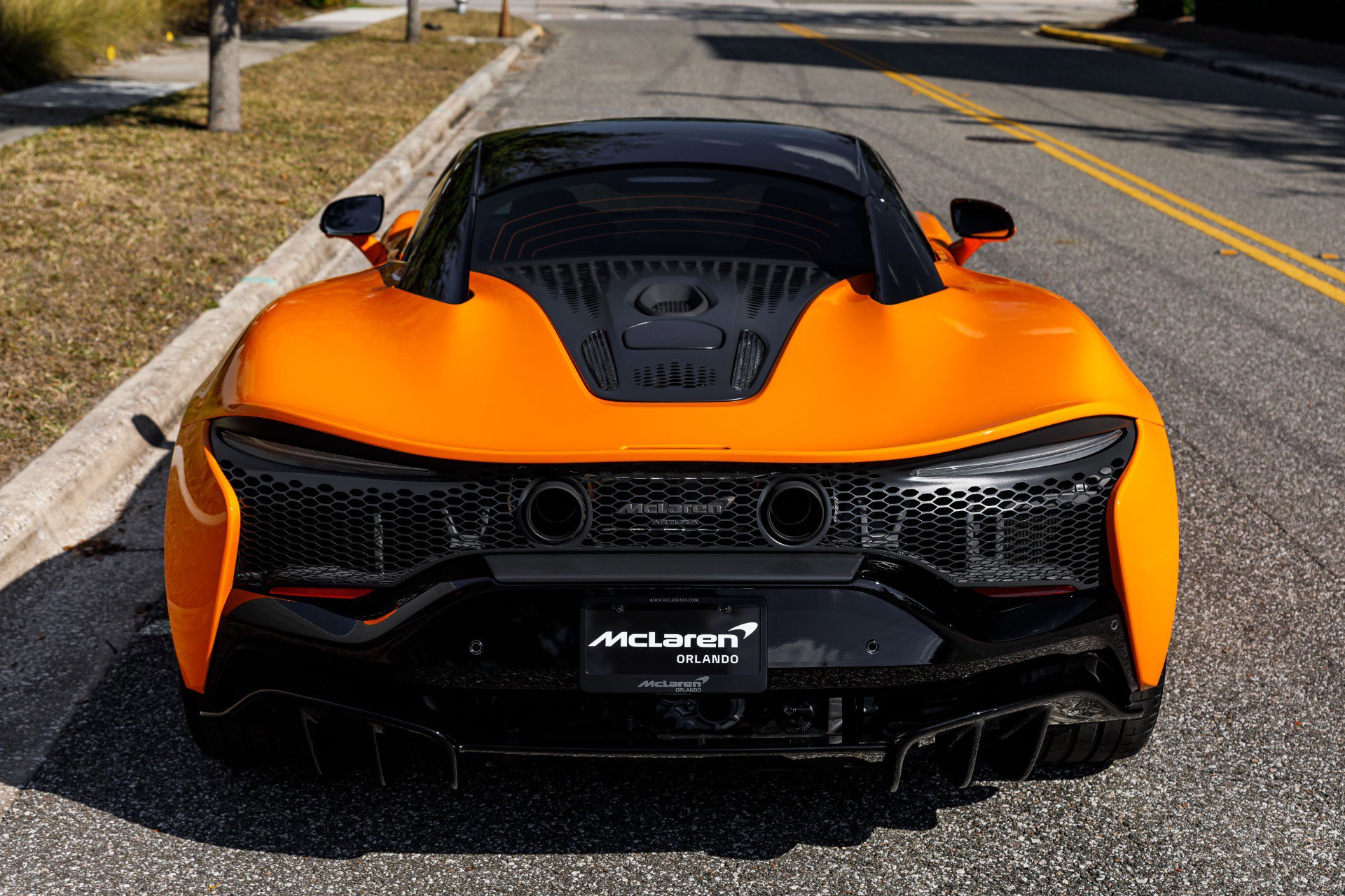 Used 2025 McLaren Artura image 3