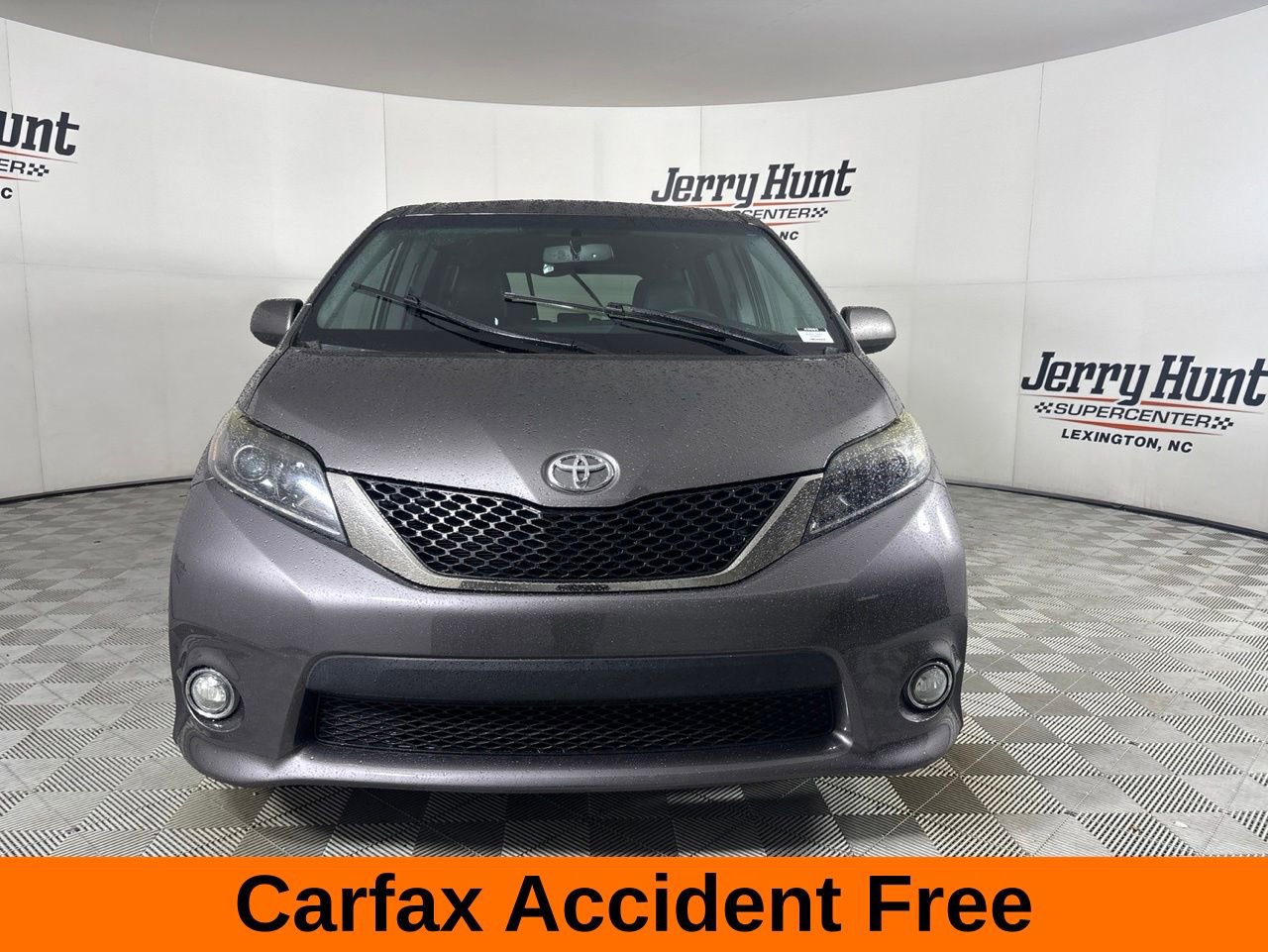 Used 2016 Toyota Sienna SE w/ SE Preferred Package FWD image 4
