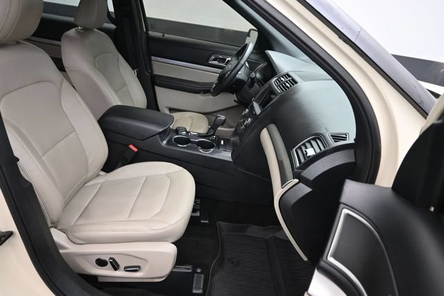Used 2018 Ford Explorer XLT w/ Equipment Group 202A AWD/4WD image 10